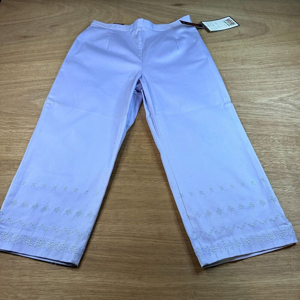 Bill Blass Jeans Women’s Size 10 Lavender Capri Pants Embroidered Hem NWT